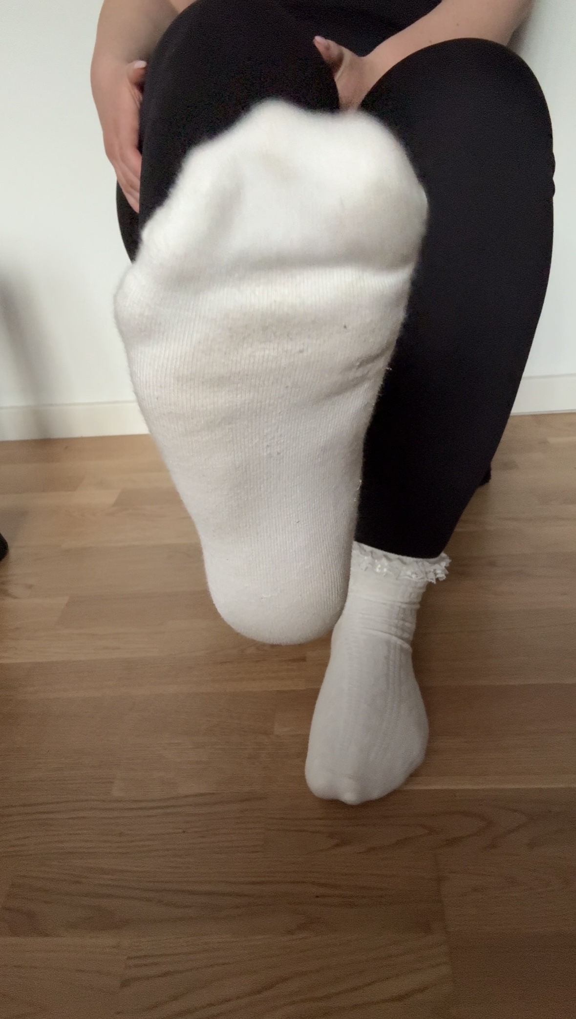 Dein Platz ist hier unten – genau dort, wo du hingehörst. 👢👇 - 2