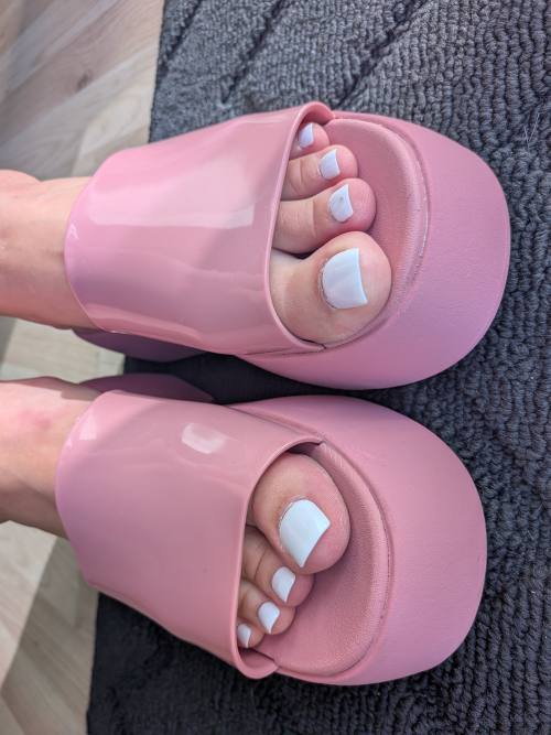 🎀 Pink Slides & White Toes 👣💕