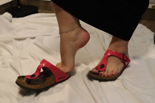 Birkenstock Gizeh, nackte Sohlen, rote Nägel