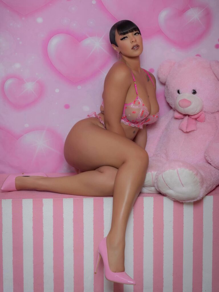 Samone Reyna pose 