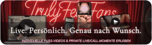 Ein roter Neon-Schriftzug "TrulyFeetFans" über einem rotem Samt-Vorhang. Darunter zeigt ein Banner verschiedene Geräte (Laptop, Handys) mit Video-Teasern von Füßen, um die Live-Interaktionsmöglichkeiten auf der Plattform zu bewerben.